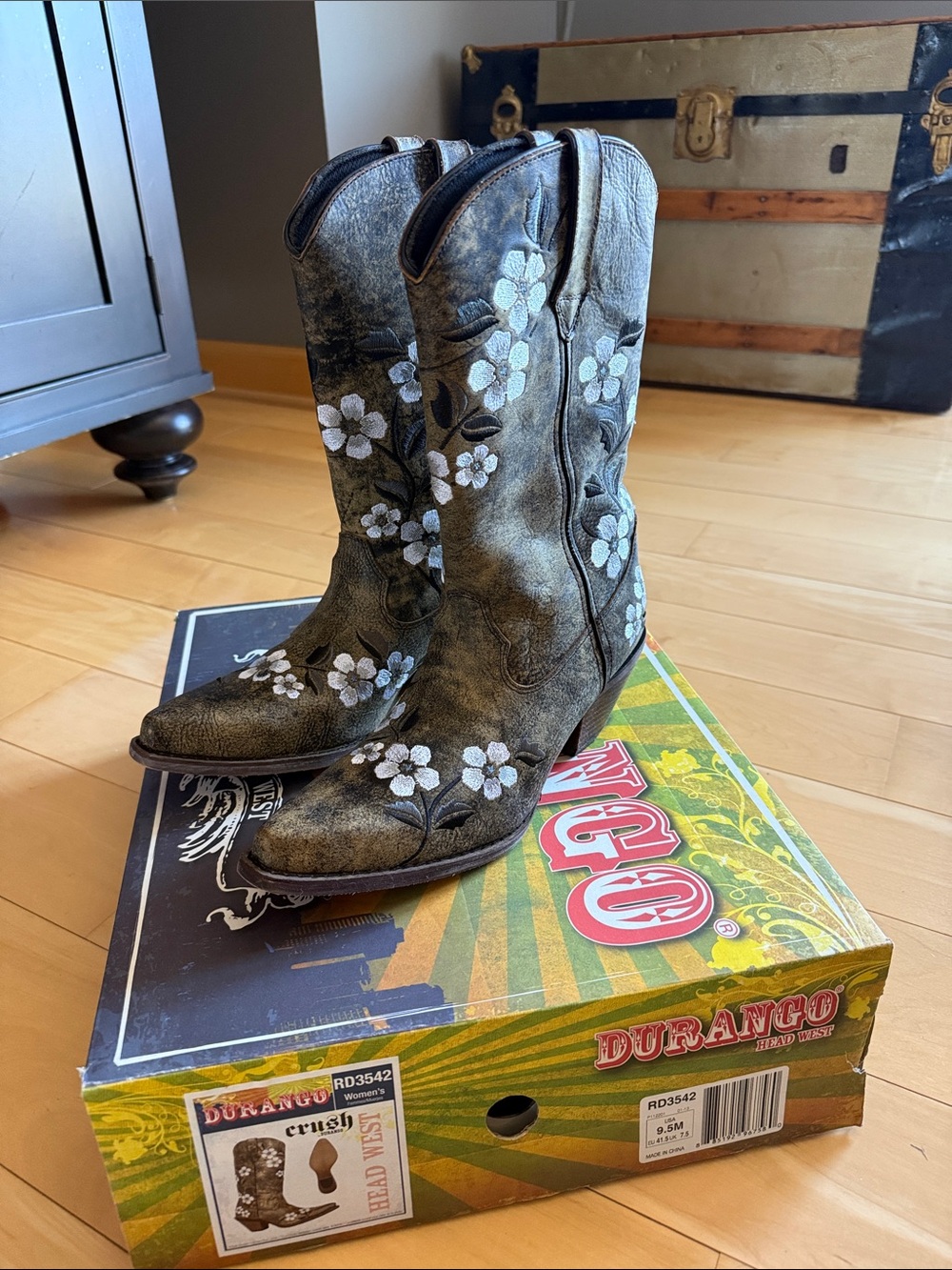 Durango Floral Embroidered Women's Western Boots. Never worn. Size 9.5